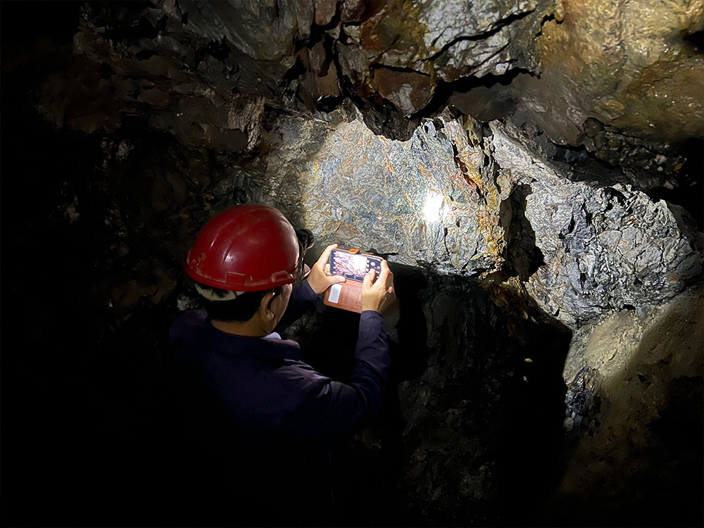 Wanrun Mining General Manager and Senior Geologist Deng Bin, and Professor-level Senior Engineer Zuo Jingxun led their team in conducting four days of field geological work in Zimbabwe.