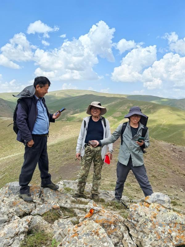 From left to right: Professor-level senior engineer Zuo Jingxun, senior engineer Han Jiangwei, and member of the geological survey team Li Yang conducted field geological work in Tajikistan.