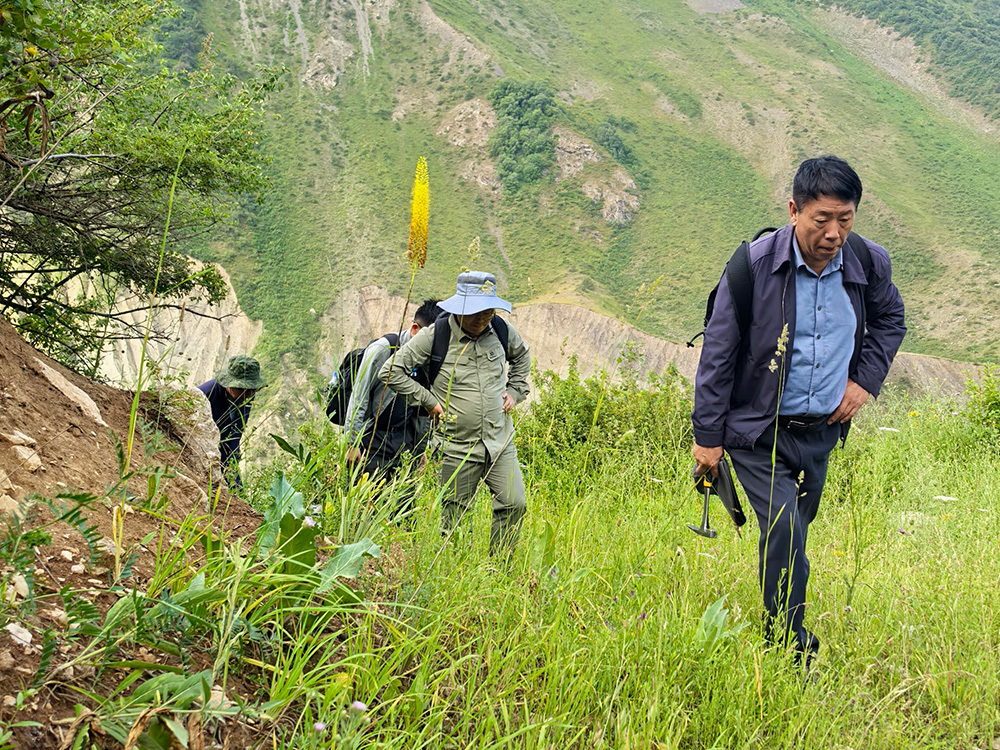 Wanrun Mining General Manager and Senior Geologist Deng Bin, and Professor-level Senior Engineer Zuo Jingxun led a team to conduct field geological work in Zimbabwe for 2 days