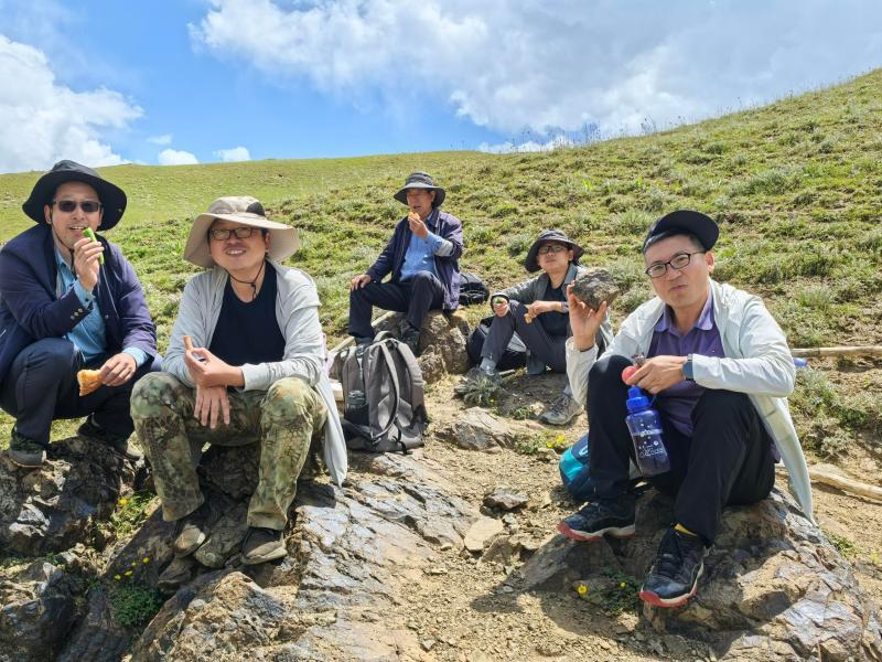 From left to right: Zhang Dengyong (geological survey team member), Han Jiangwei (senior engineer), Zuo Jingxun (professor-level senior engineer), Li Yang (geological survey team member), Chu Zhongfu (deputy general manager of Central Asia region), conducting field geological work in Tajikistan