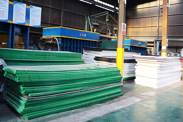 What are the characteristics of plastic sheets
