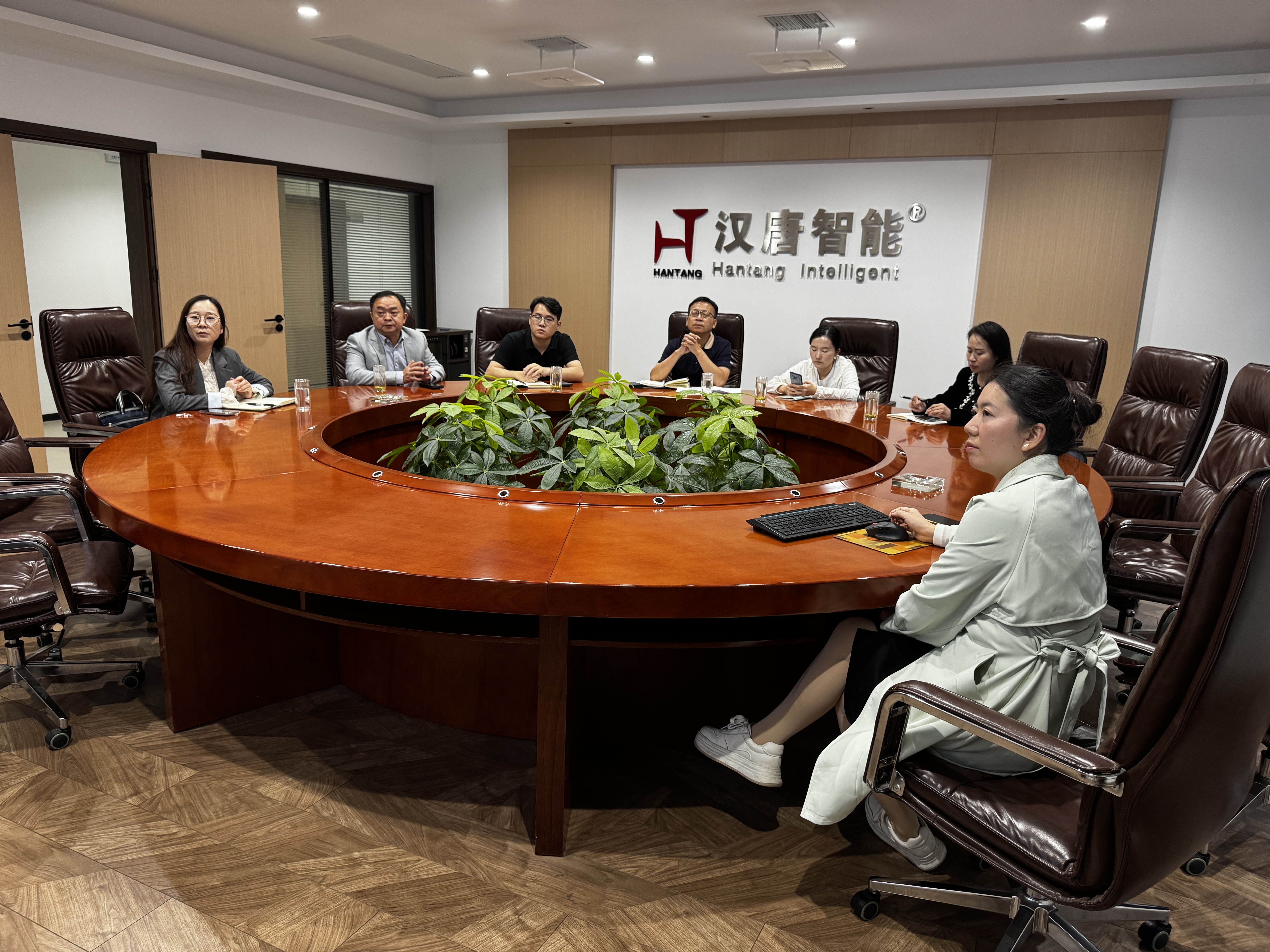 新华网调研团走进汉唐智能探寻十堰智造密码 新华网调研团走进汉唐智能探寻十堰智造密码