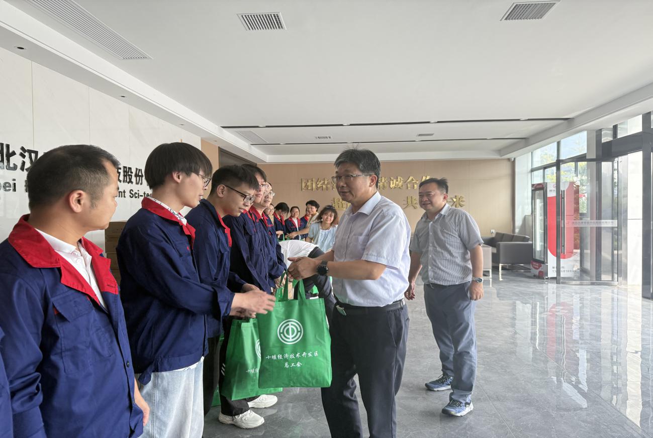 市领导莅临汉唐智能开展“送清凉”慰问活动，并实地调研指导科技创新项目