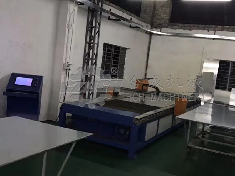 香港客户订购的全套圆形风管及方形风管生产线现场