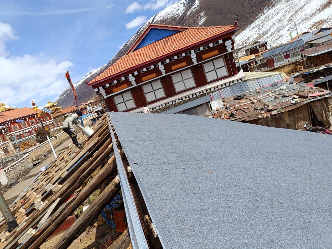 彩石金屬瓦 + 鍍鋁鋅掛瓦條，屋面改造 & 新建的 “王炸組合”