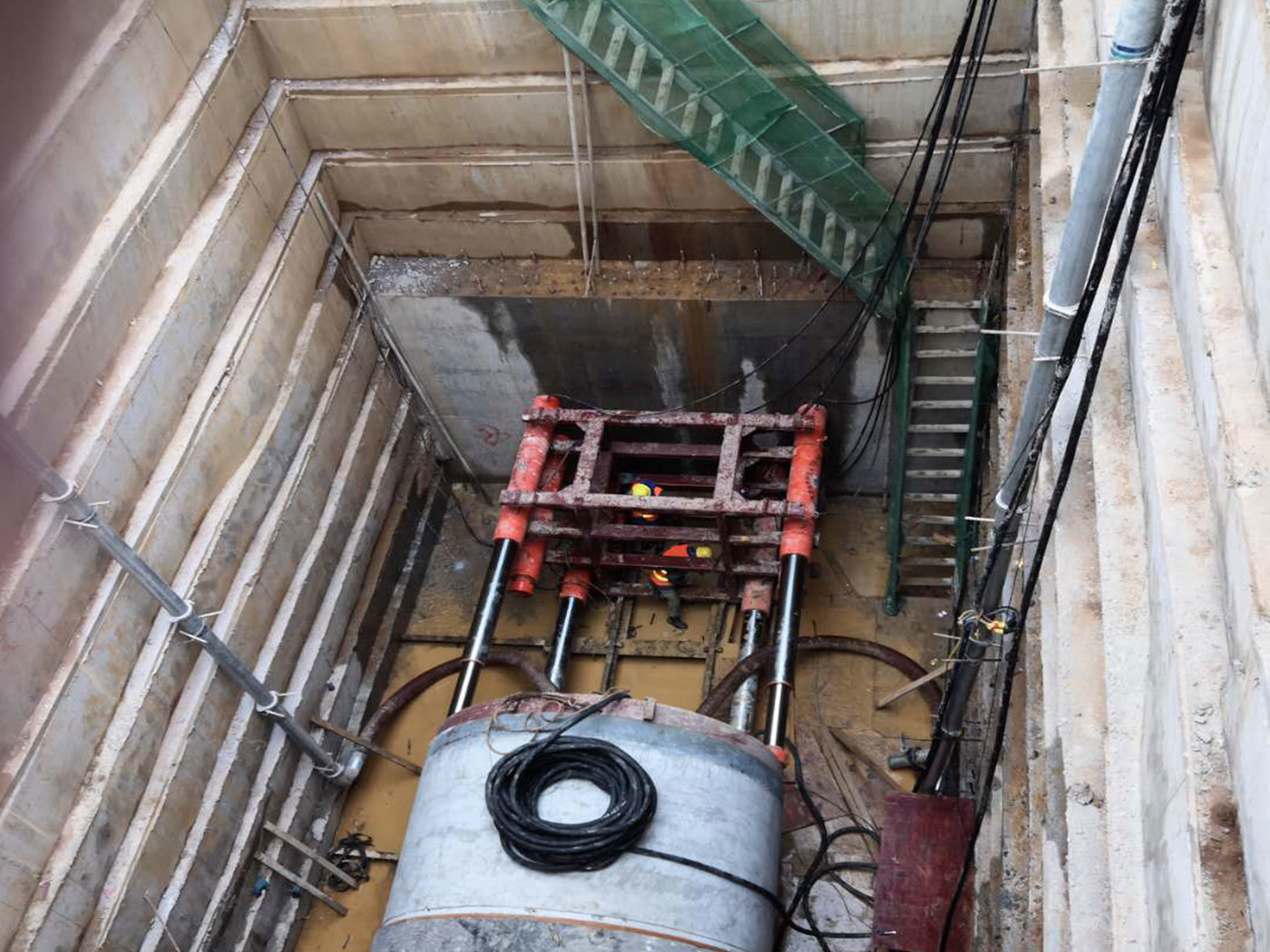 中建二局白云區(qū)10萬(wàn)千伏電妀工程3米頂管橫穿金陽(yáng)北路工程（頂管）