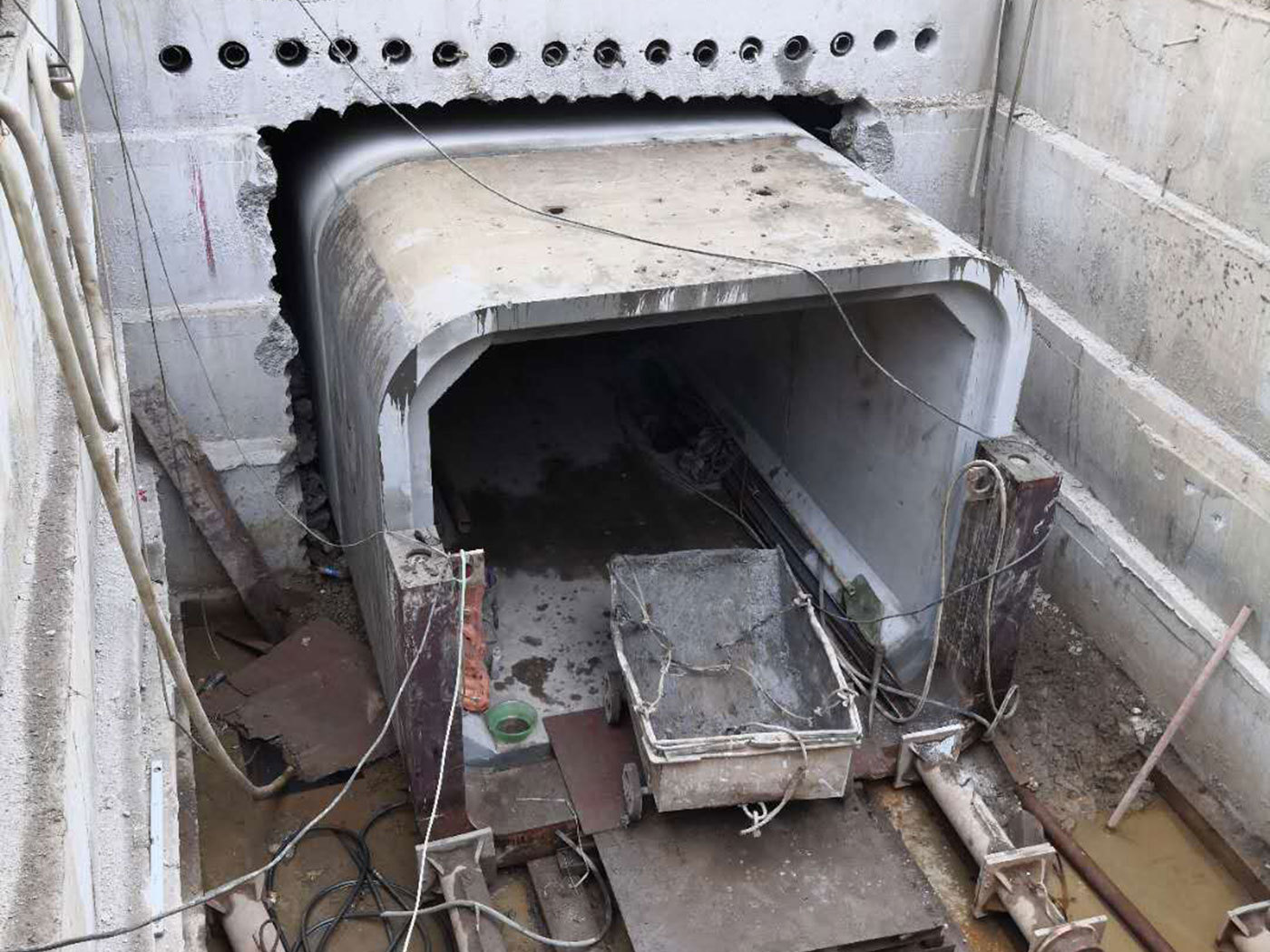 貴州景順建設(shè)工程公司貴陽(yáng)二橋五柳街黑臭妀造工程3000X2600箱涵頂進(jìn)施工工程（綜合管廊）