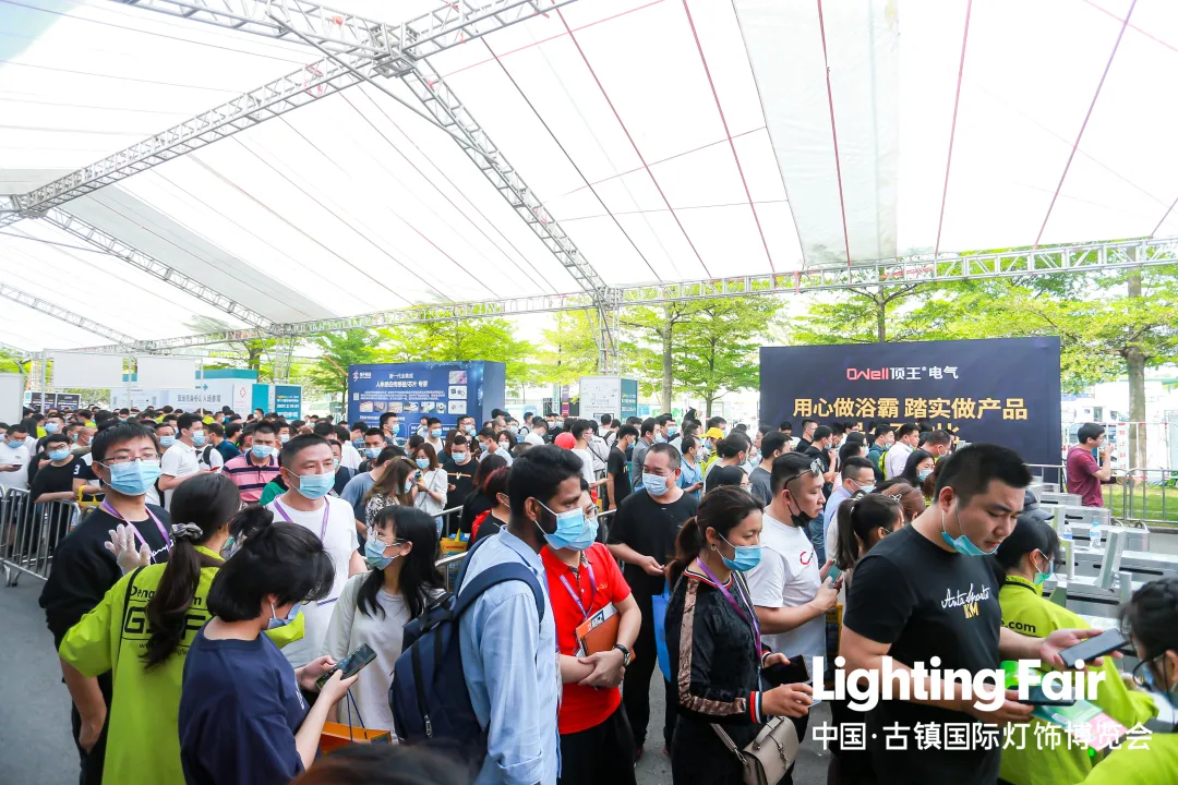 在“十四五規(guī)劃”開局之年，古鎮(zhèn)燈博會(huì)以“中國燈都，點(diǎn)亮世界”為主題，“為美好生活釋放設(shè)計(jì)原力”為方向，深化把握燈飾照明行業(yè)發(fā)展的新潮流和趨勢(shì)，擴(kuò)大專業(yè)領(lǐng)域，注入泛家居創(chuàng)新元素。以智能引領(lǐng)、原創(chuàng)先行為著力點(diǎn)，“雙循環(huán)”和“新基建”的新發(fā)展方向，聚合優(yōu)質(zhì)資源，力求為燈飾照明行業(yè)帶來無限“光”商機(jī)，促進(jìn)產(chǎn)業(yè)高質(zhì)量發(fā)展，助力國內(nèi)國際雙循環(huán)。