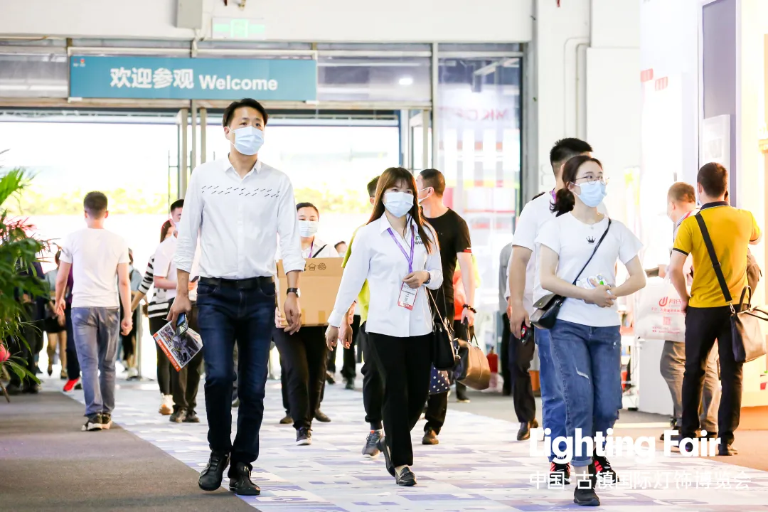 在“十四五規(guī)劃”開局之年，古鎮(zhèn)燈博會(huì)以“中國燈都，點(diǎn)亮世界”為主題，“為美好生活釋放設(shè)計(jì)原力”為方向，深化把握燈飾照明行業(yè)發(fā)展的新潮流和趨勢(shì)，擴(kuò)大專業(yè)領(lǐng)域，注入泛家居創(chuàng)新元素。以智能引領(lǐng)、原創(chuàng)先行為著力點(diǎn)，“雙循環(huán)”和“新基建”的新發(fā)展方向，聚合優(yōu)質(zhì)資源，力求為燈飾照明行業(yè)帶來無限“光”商機(jī)，促進(jìn)產(chǎn)業(yè)高質(zhì)量發(fā)展，助力國內(nèi)國際雙循環(huán)。