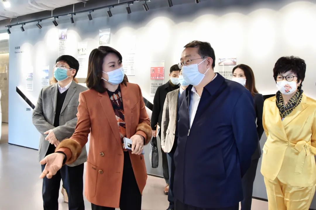 深圳市委常委、市委统战部部长王强一行莅临太阳集团tcy8722网站考察调研(图2)
