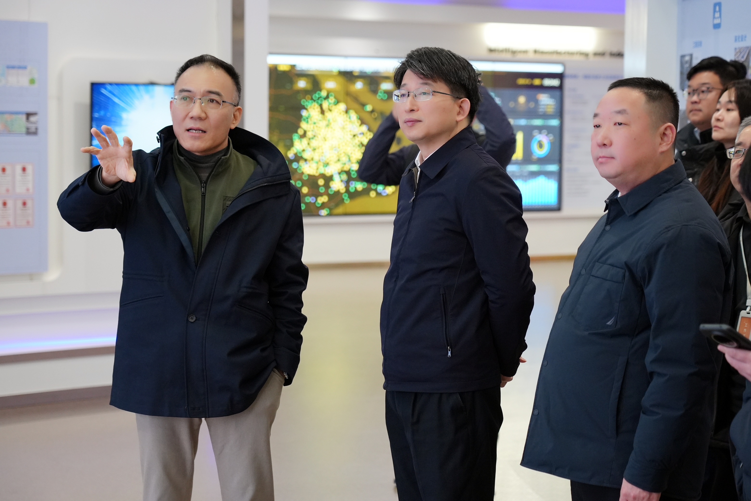 上海城投公路集团领导一行到访上电科考察调研