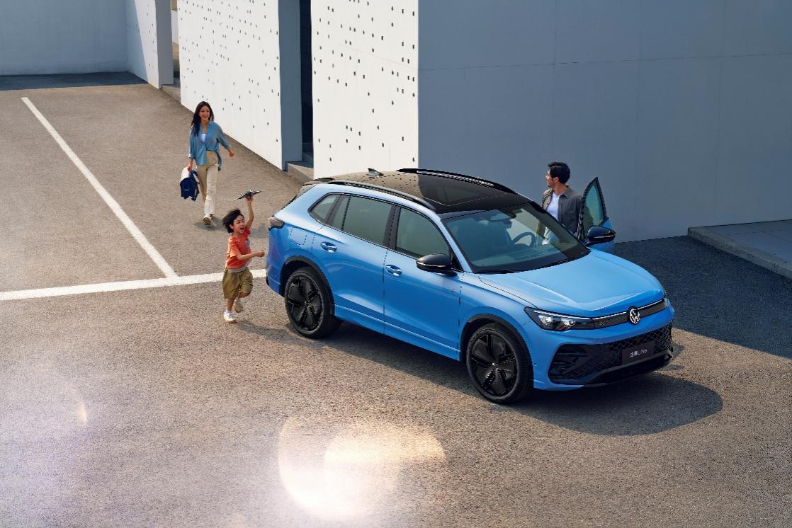地上有藍色的汽車AI 生成的內容可能不正確。