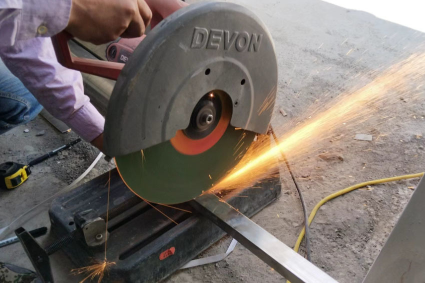 The flat sanding cloth wheel should be balanced before use