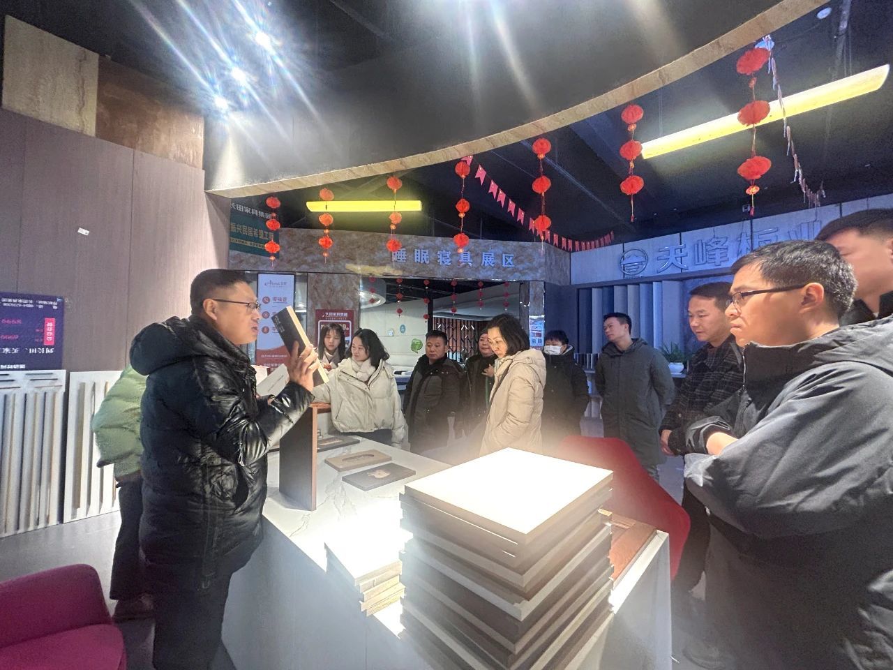 貴陽(yáng)產(chǎn)控安居公司項(xiàng)目調(diào)研組赴貴州長(zhǎng)田家具有限公司生產(chǎn)基地參觀學(xué)習(xí)