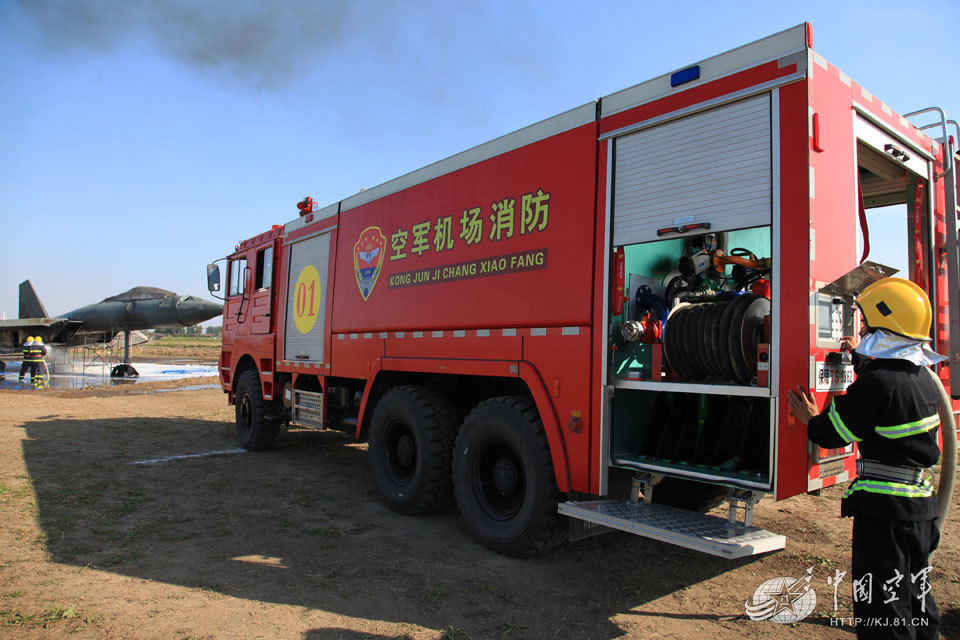 8月15日,锁龙消防从一众竞标对手中脱颖而出,拿下由中国某部队物资采购供应站组织的消防单兵防护装具、车载灭火剂招标项目,成为该物资采购供应站的指定供应单位。 作为国内唯一提供“设计、制造、试验、检测、销售”全过程的消防药剂专业制造商,公司以其一流的生产设备、技术工艺、检测手段和体系管理,从原材料的选择,到生产、包装、运输,步步检测,层层把关,生产全程监控,品质管控有保障。 军强则国强,给部队最好的装备,才能始终以昂扬的斗志保家卫国。在服务部队上,锁龙消防总是以打造最高水平的产品为标准,坚持质量至上,践行强军目标,力求为部队提供安全、优质的消防产品和服务。锁龙消防作为爱国企业,不论是在国家遇到危难还是有所需要时,总是以最好的回馈。 此次军品中标充分彰显了军方对锁龙品牌的信赖和认可,体现了锁龙消防军工产品质量、技术及服务等方面的卓越表现,为军品业务做大做强、军民融合共筑国防奠定了良好的基础。