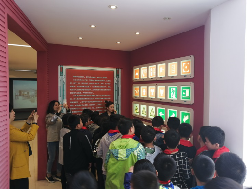 興化市新生小學(xué)組織師生來我司參觀消防科普館