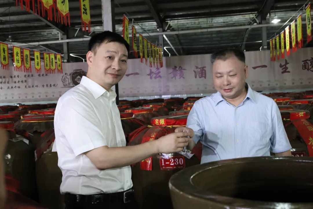 鄉(xiāng)賢聚贛酒，封壇敘情深