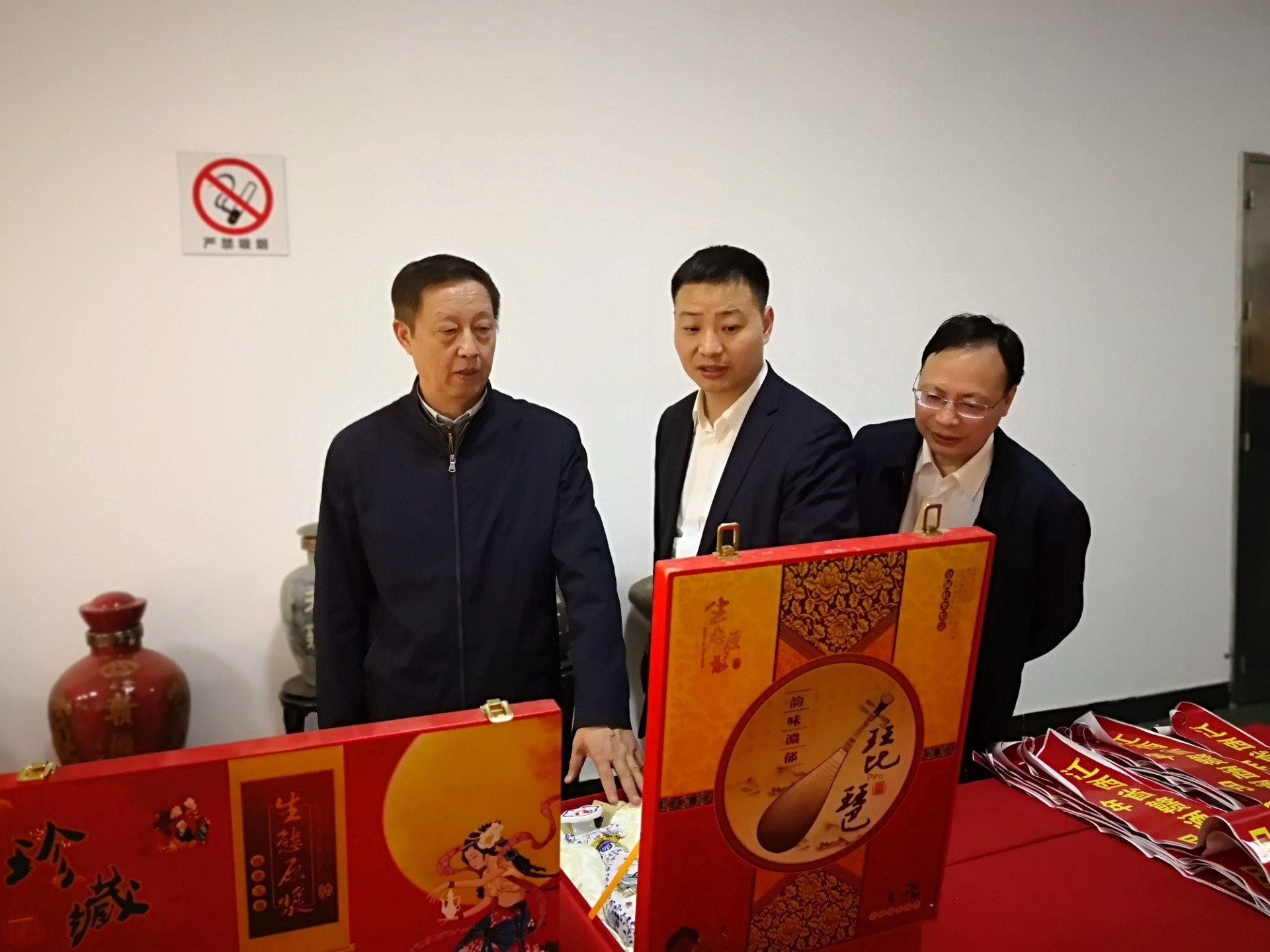 國家環(huán)保部原副部長周建一行蒞臨贛酒公司視察、指導(dǎo)。