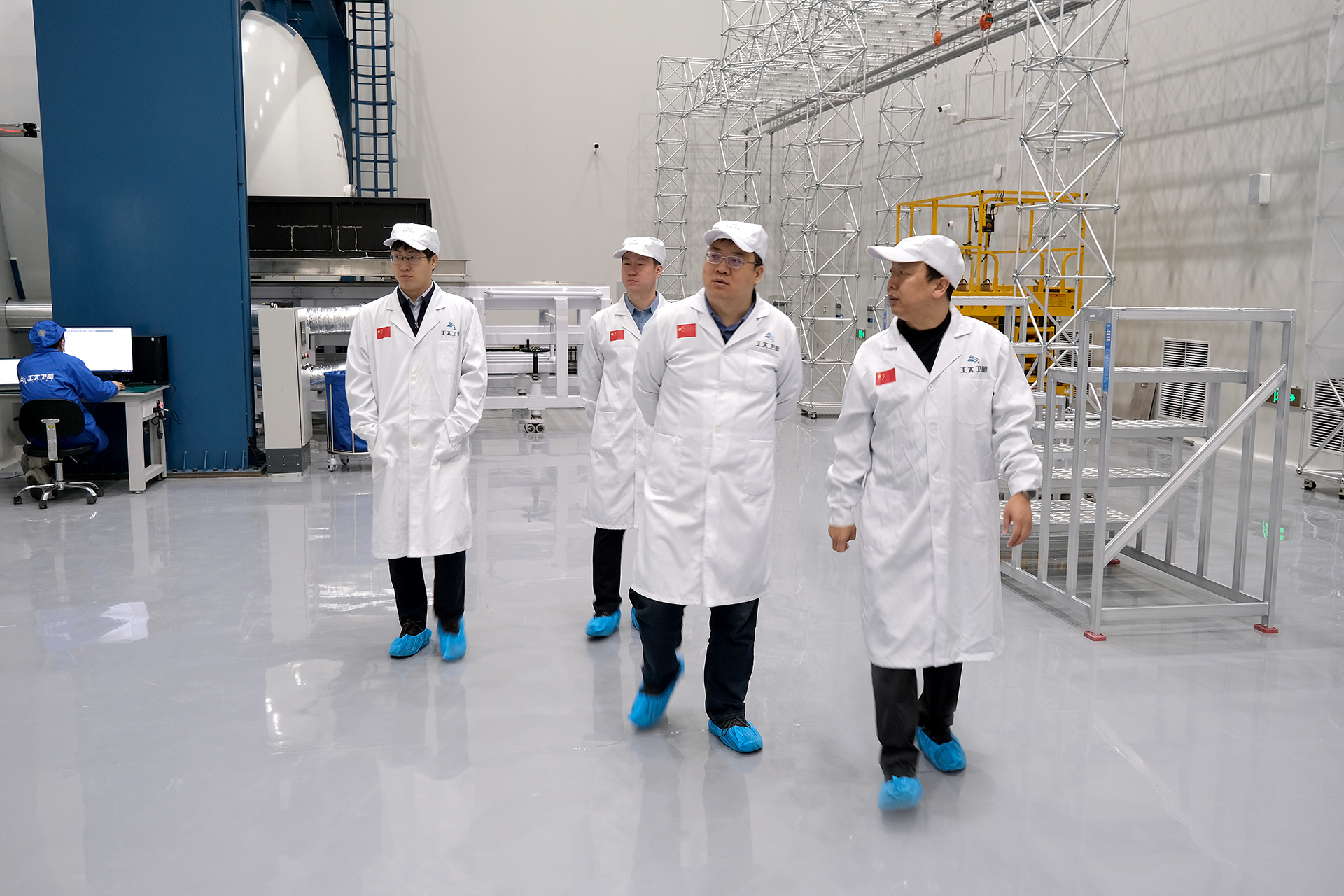 工信部高新司未来产业处处长李伟一行莅临工大卫星参观调研