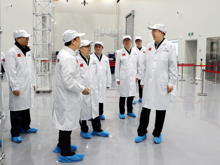 黑龙江省政协主席蓝绍敏调研工大卫星