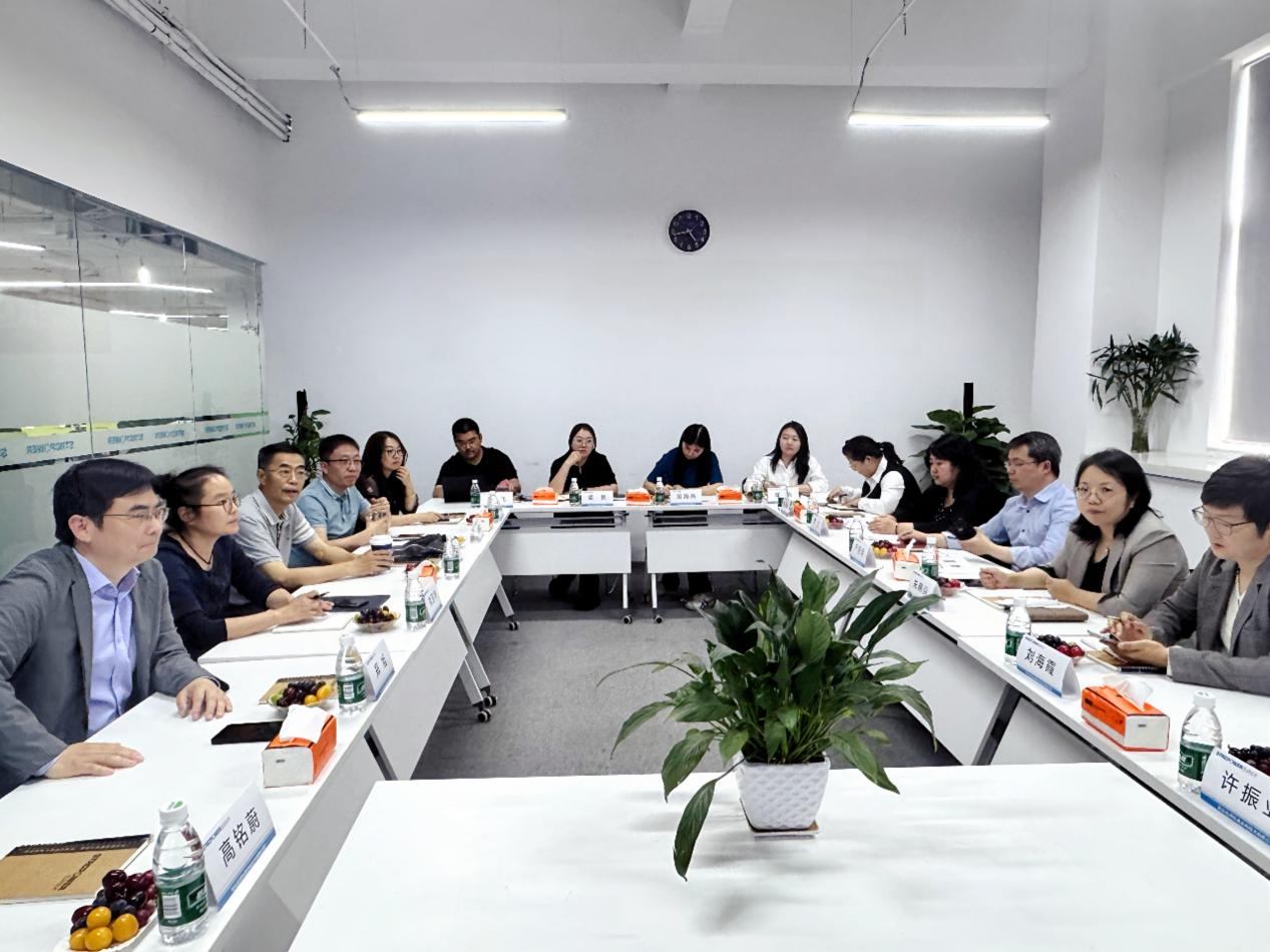 蘇州市工業(yè)園區(qū)政府及蘇州市城市重建有限公司領(lǐng)導(dǎo)班子蒞臨迅湃技術(shù)參觀考察