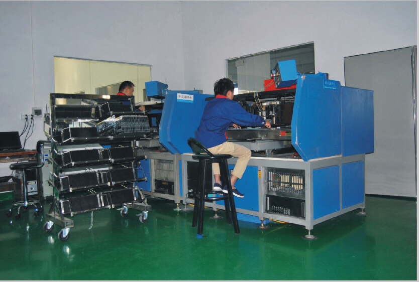 Horizontal automatic plug-in machine