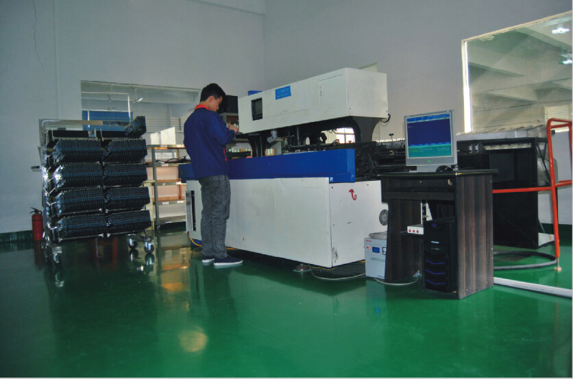 Vertical automatic plug-in machine
