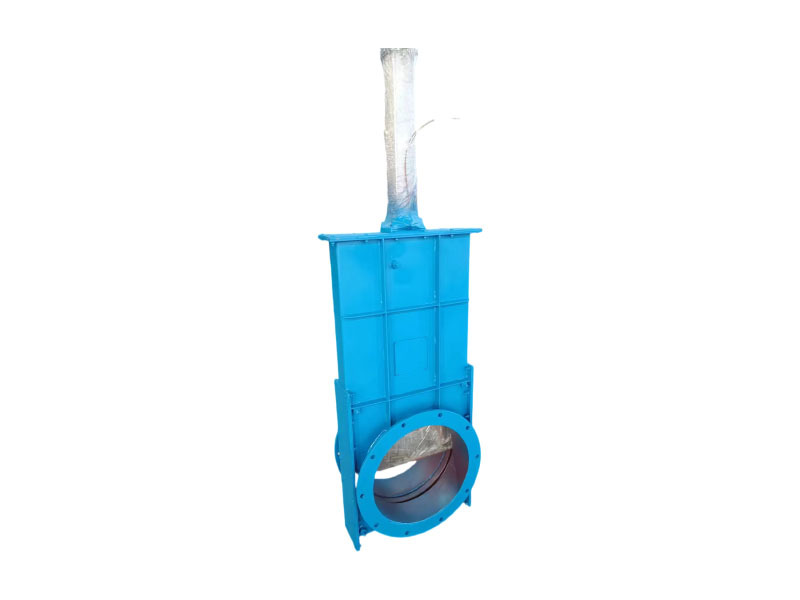 Dust collector unloads dust, water channel discharges water