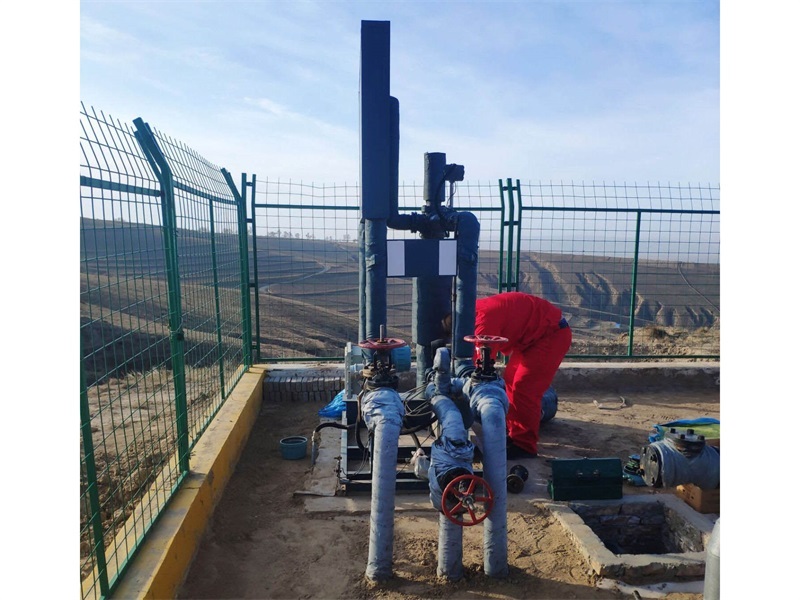 Crude oil wellhead oil and gas continuous metering device