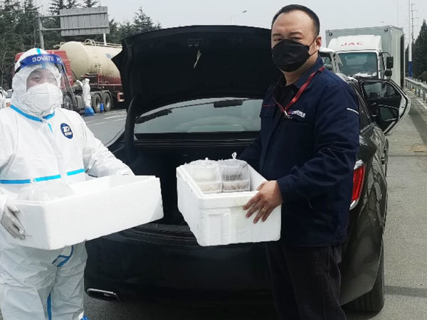 2022年中際愛心服務隊為龍口至蓬萊卡扣處的醫(yī)護人員、警察等工作人員送去了可口暖心的午餐