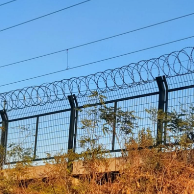Railway guardrail
