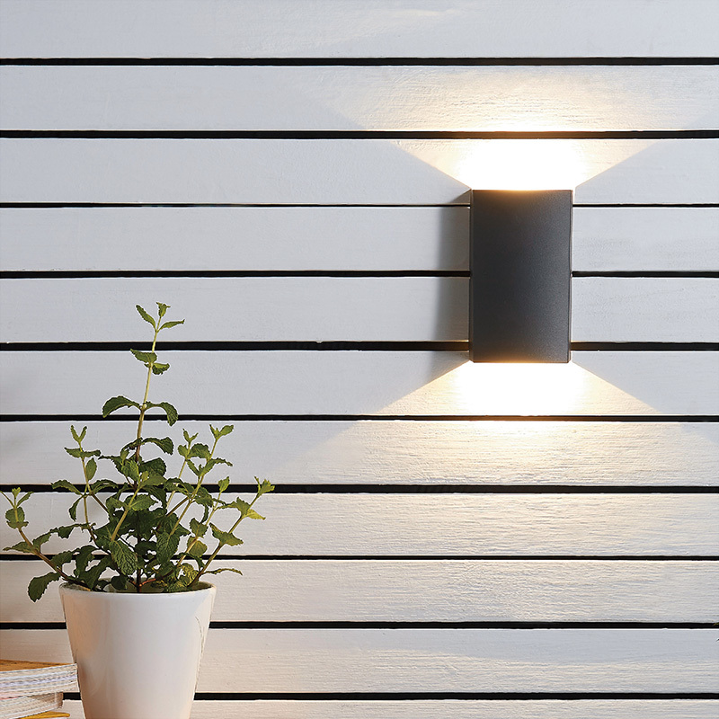 Outdoor wall lamp