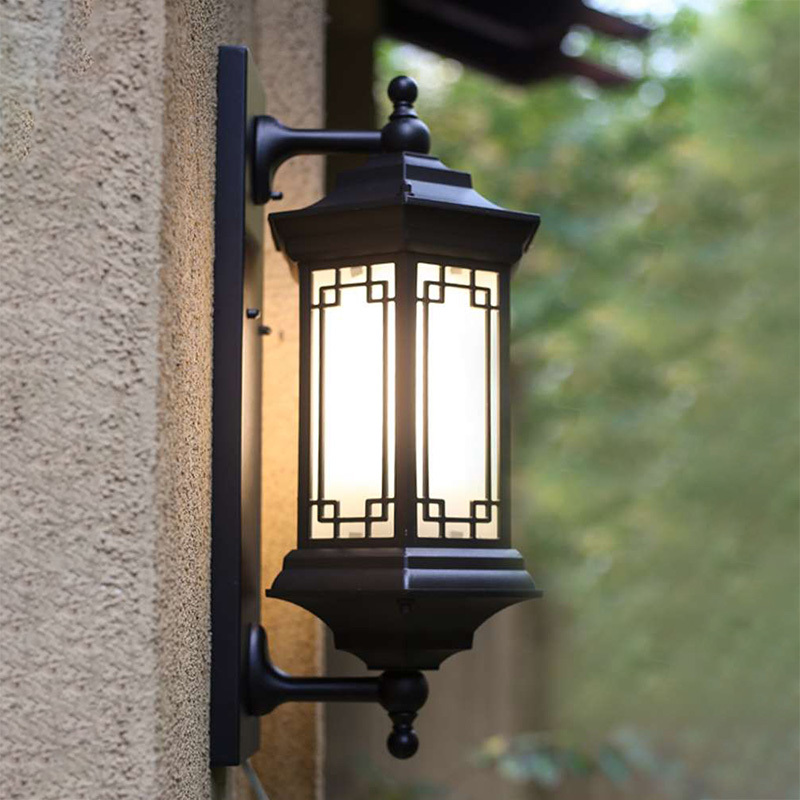 Outdoor wall lamp