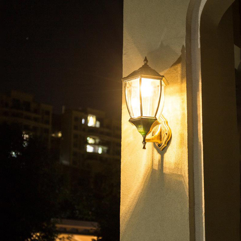 Outdoor wall lamp