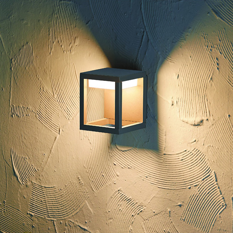 Outdoor wall lamp
