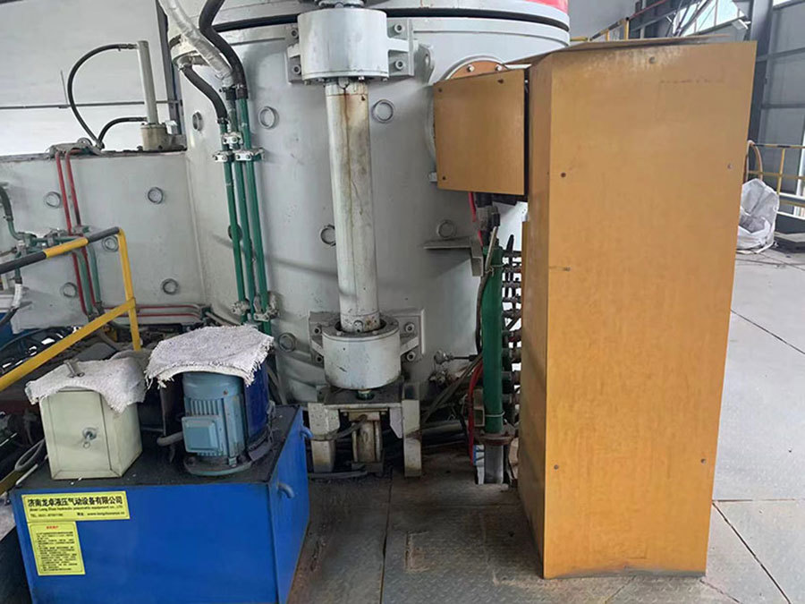 Vacuum melting furnace