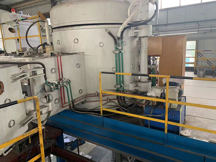 Vacuum melting furnace