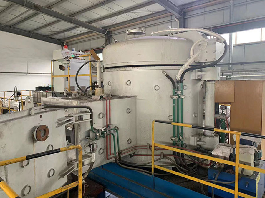 Vacuum melting furnace