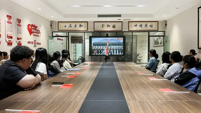 国和堂组织集中观看九三阅兵盛典