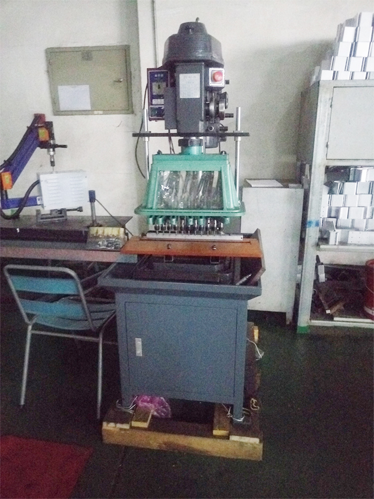 攻牙機