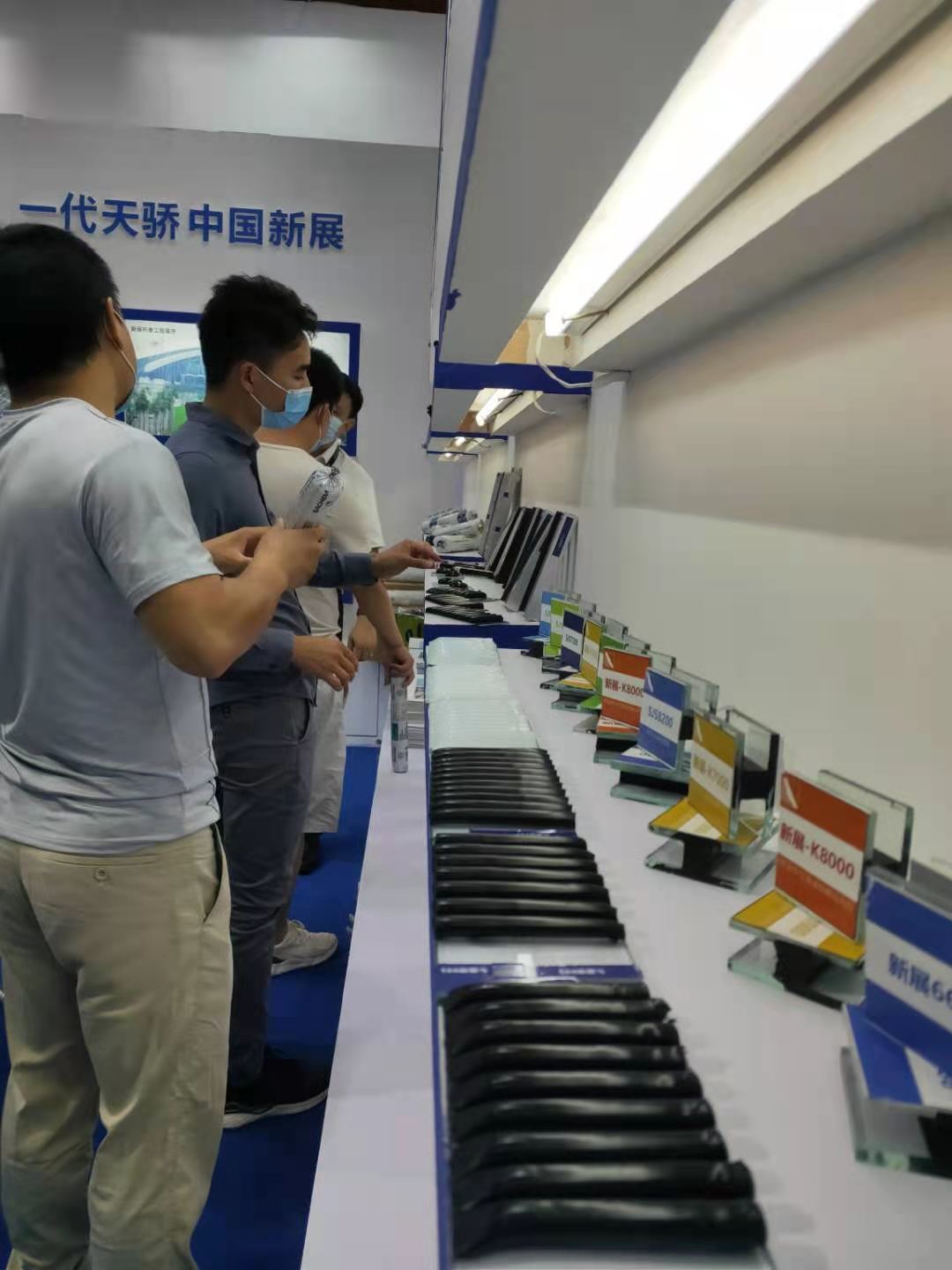 WINDOOR铝门窗幕墙新产品博览会由中国建筑金属结构协会铝门窗幕墙分会主办，是专注于发布门窗幕墙行业新产品、新技术、最新解决方案，推动行业转型升级的行业级盛会。本届博览会集结来自全球近700家企业，展览面积达10万+平方米，集中发布23000+新产品。广东新展本次展会的展位号为5C53，展会的“4200系列”产品，引起众多观展客户及厂家的关注。“4200系列”是新展多年匠心铸造品质的态度打造出的核心品牌产品系列，曾用于国内多家知名幕墙公司、房地产公司、门窗厂及玻璃深加工厂，以过硬的品质赢得用户一致认可好评。