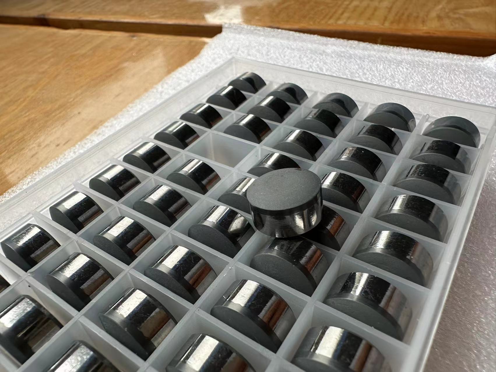 Factory Sales 1308 Customizable High-Grade Convex PDC Cutters Diamond Button / Inserts for Mining