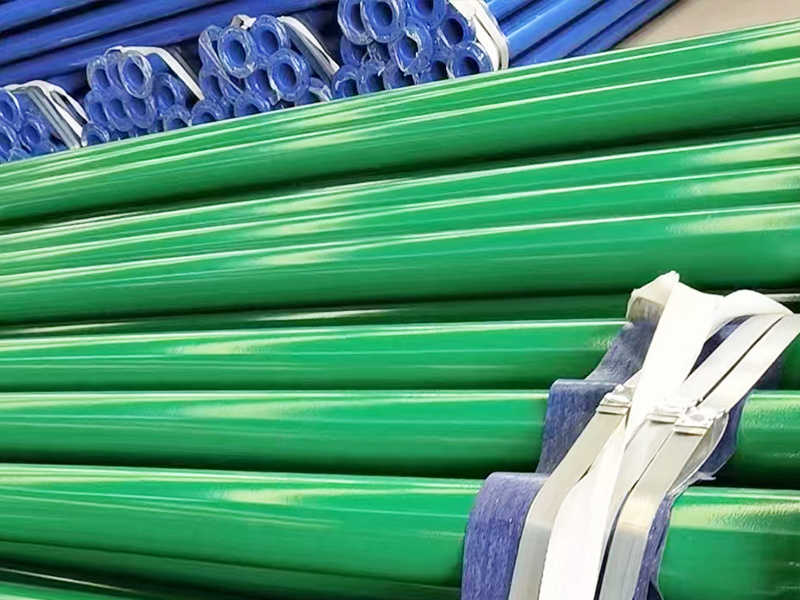 Con tubo de acero recubierto de plástico