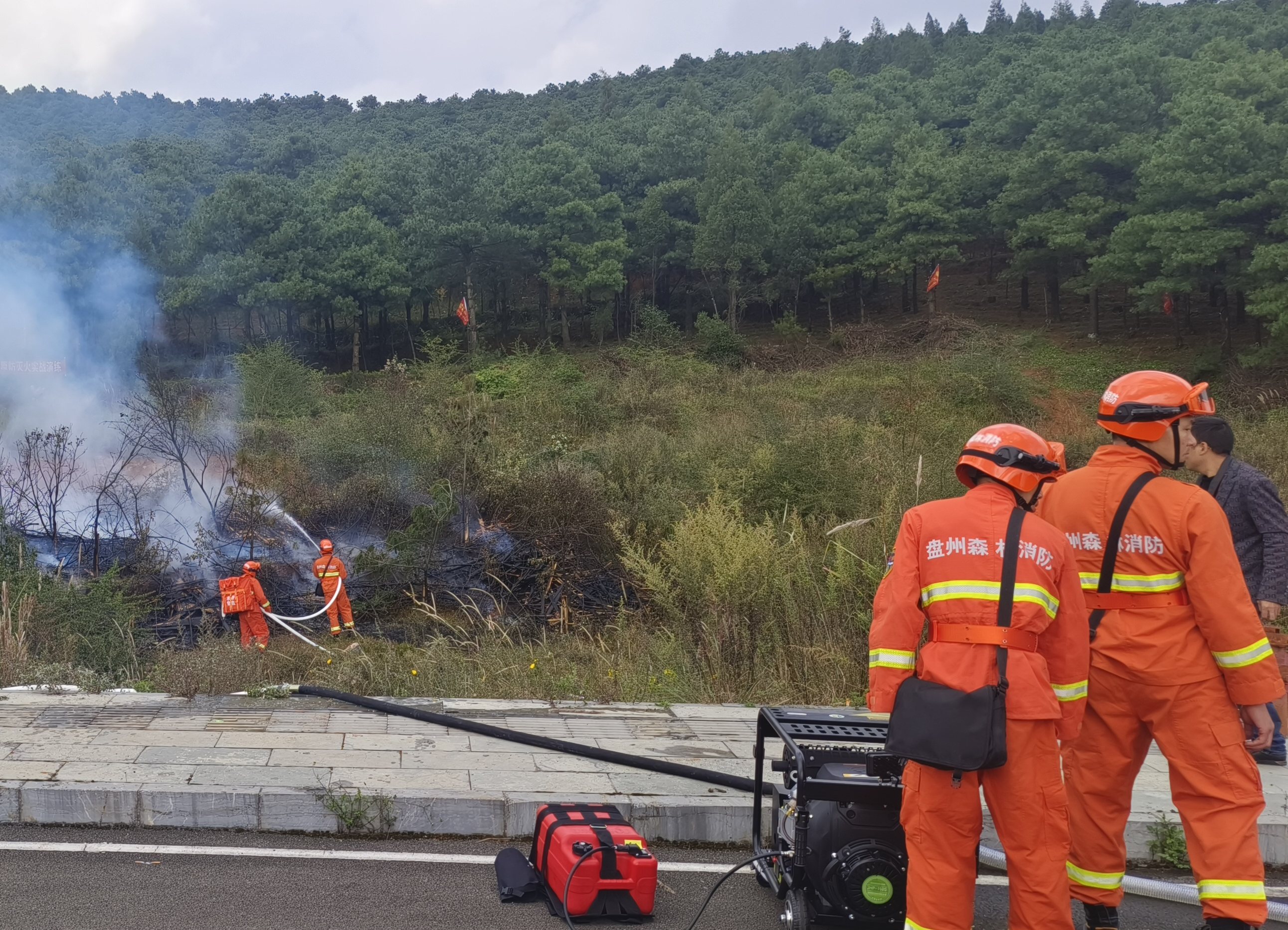 The company's rescue team participated in the forest and grassland fire prevention and extinguishing practical exercise in Panzhou City