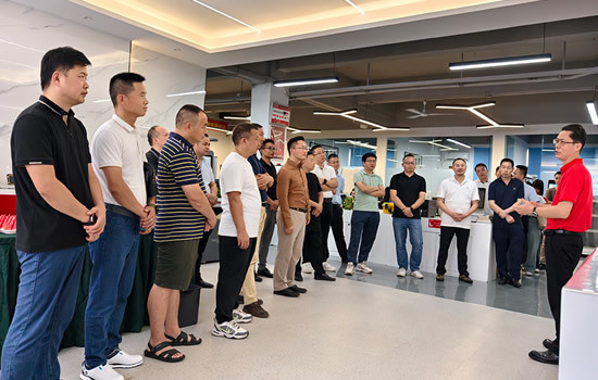 Representantes dos membros estavam se concentrando atentamente na explicação do gerente geral Cheng no local