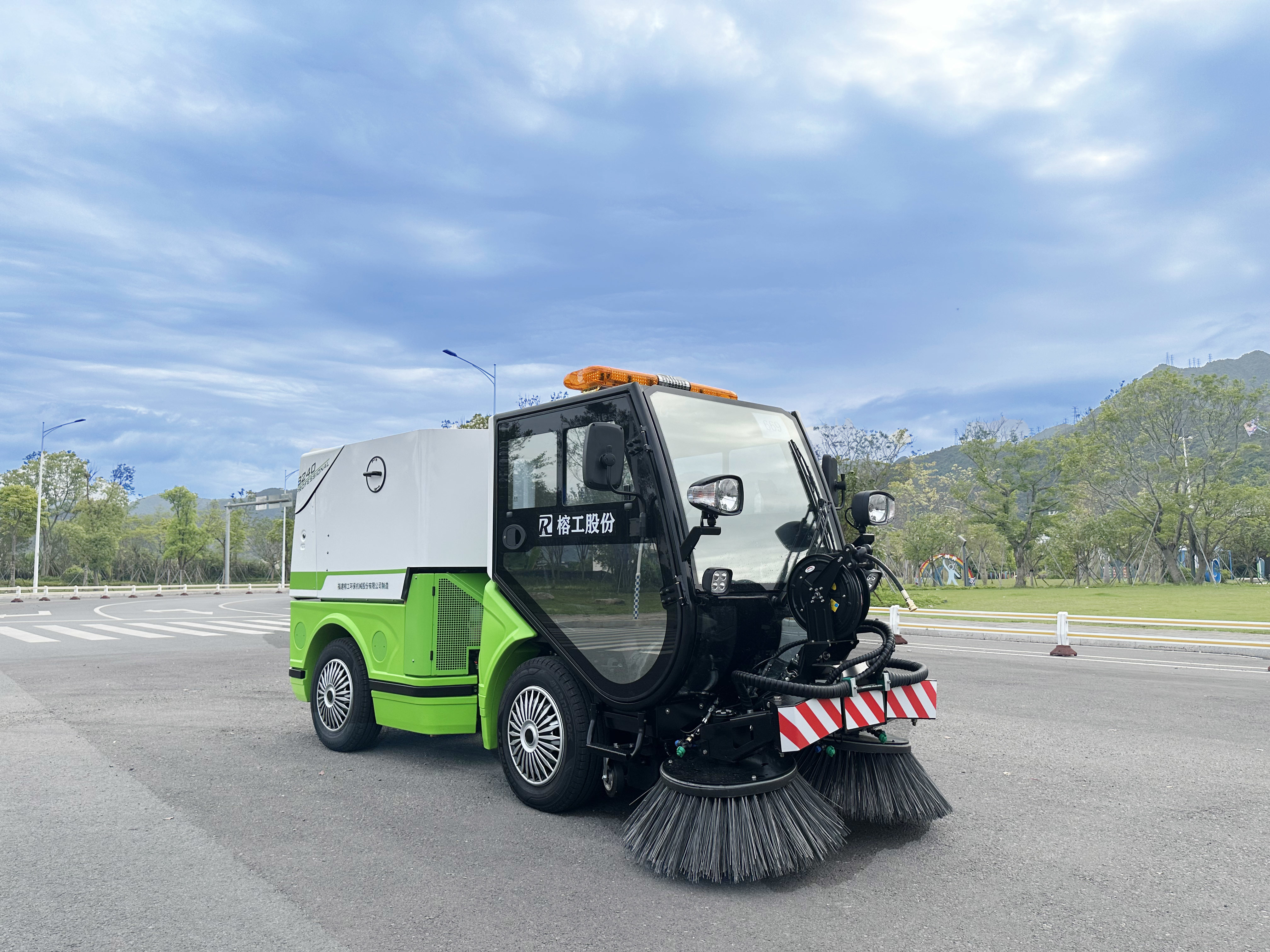 Parking lot sweeper