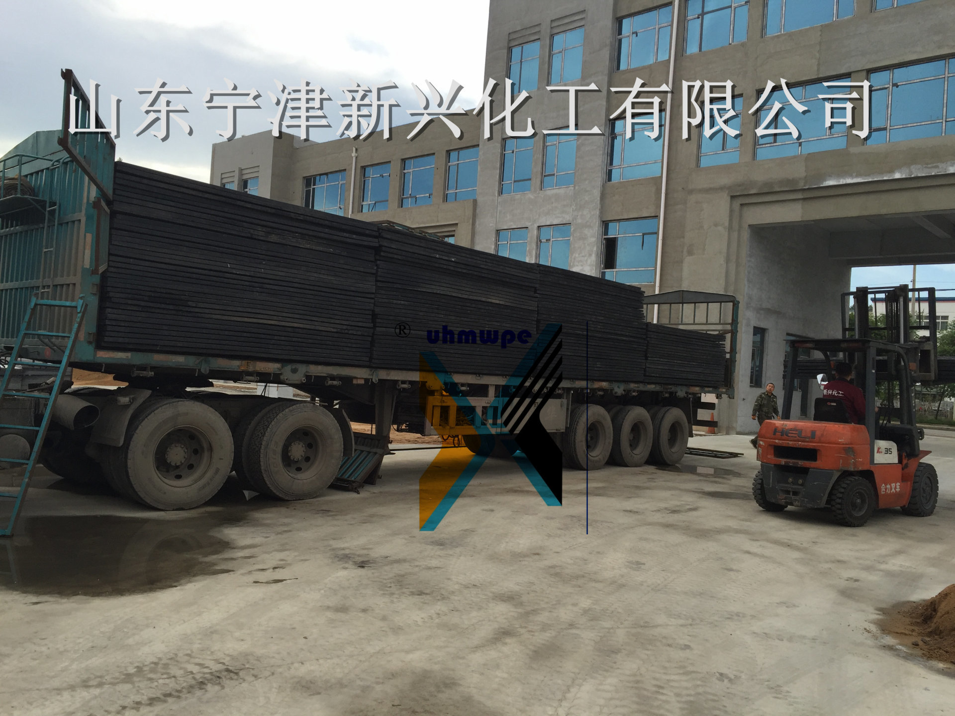 中外運(yùn)大型工程設(shè)備搭建臨時(shí)路面工程鋪路墊板