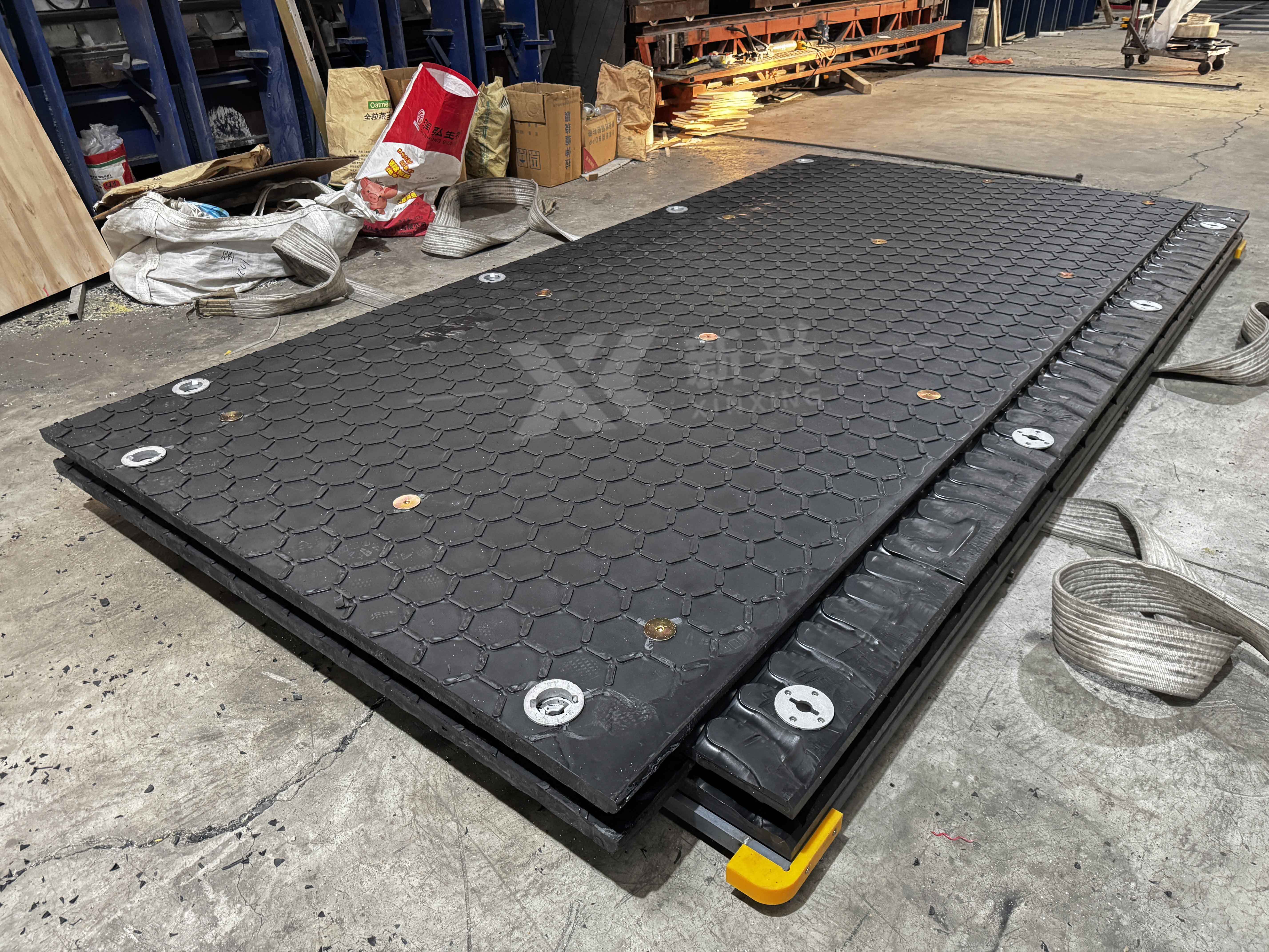 Interlocking Extrusion Hollow road ground protection mats with 140T Capacity