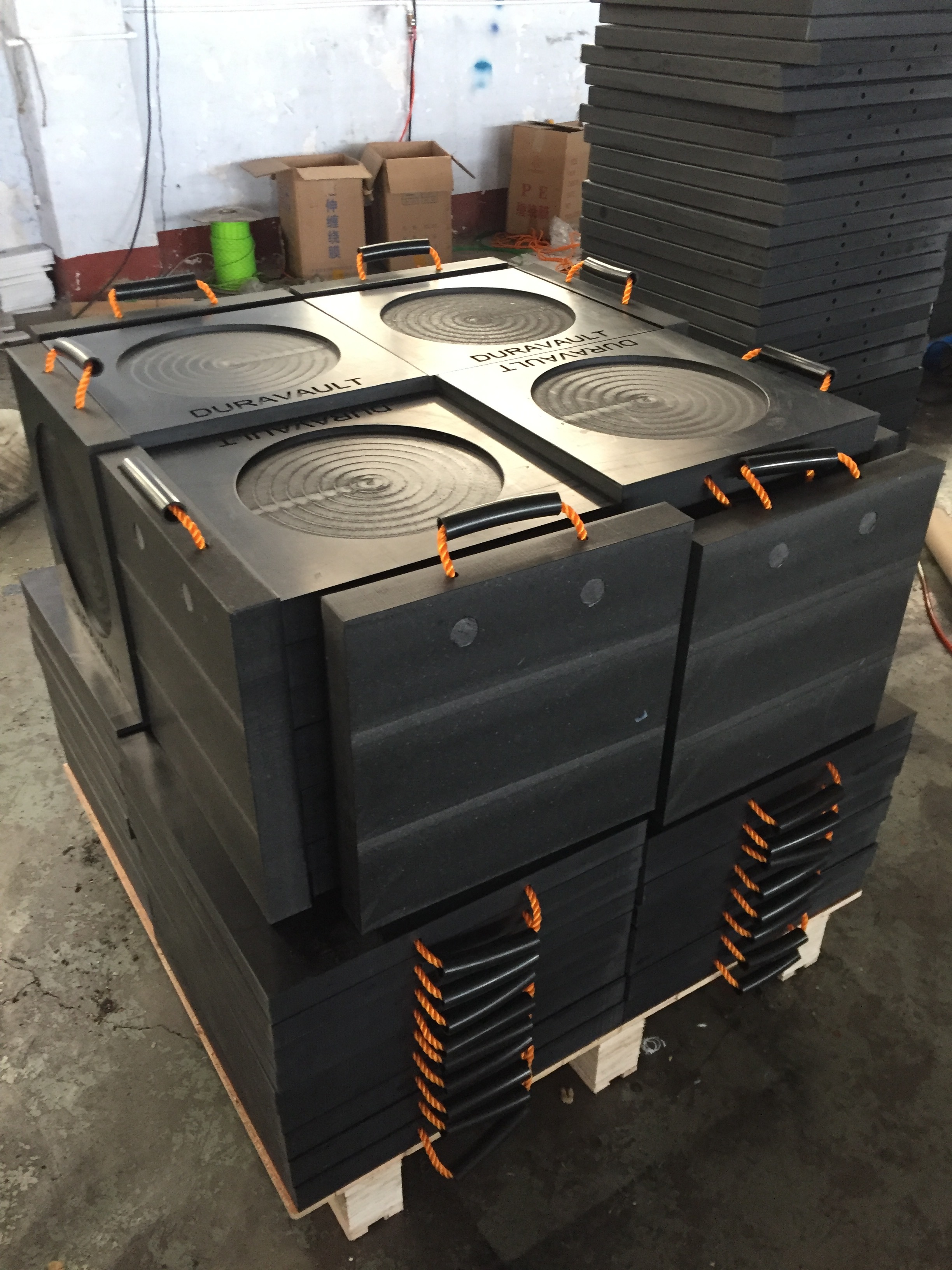 Mobile crane foot support pad with round recess