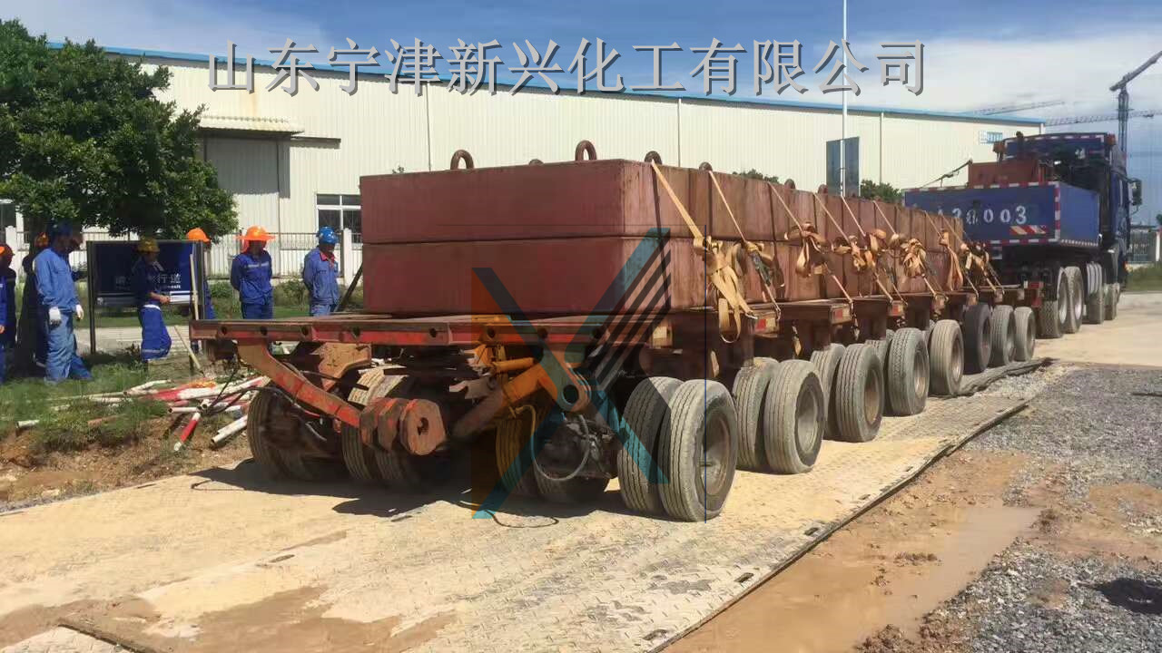 中外運(yùn)大型工程設(shè)備搭建臨時(shí)路面工程鋪路墊板